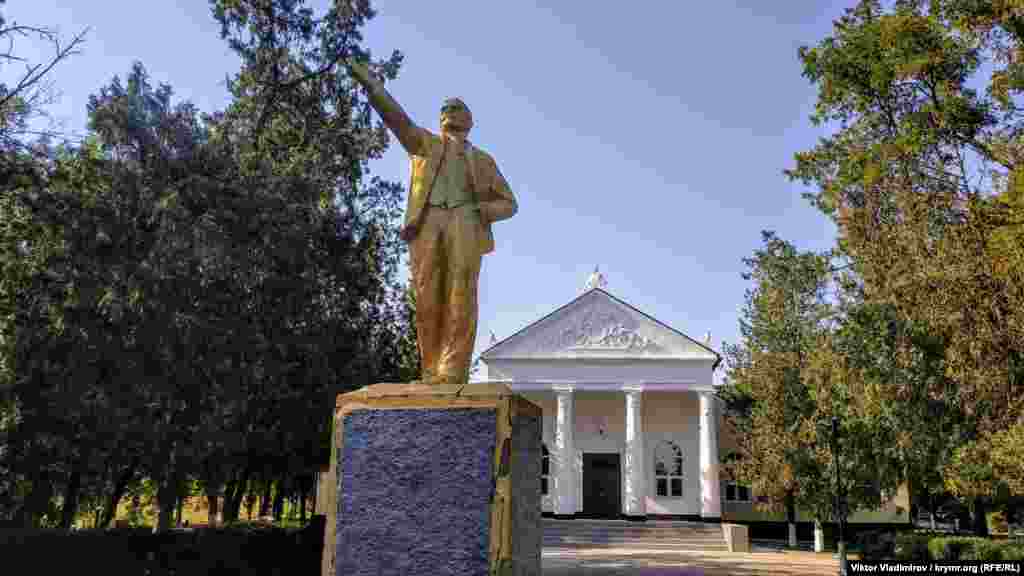 Позолочений пам&#39;ятник Леніну в кримському селі Завіт-Ленінський. У травні 2016 року парламент України ухвалив постанову про перейменування села в Кучук-Алкали відповідно до законів про декомунізацію
