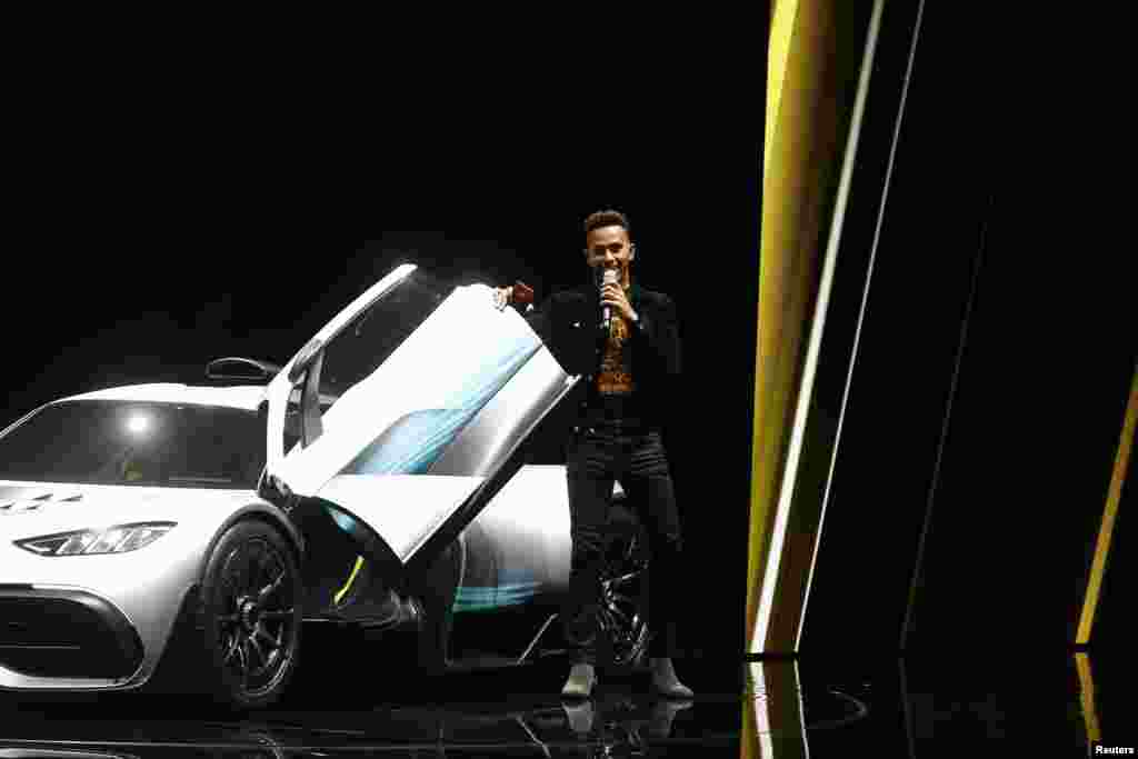 "Formula1"in sürücüsü Lewis Hamilton yeni Mercedes AMG Project One avtomobilini təqdim edir.