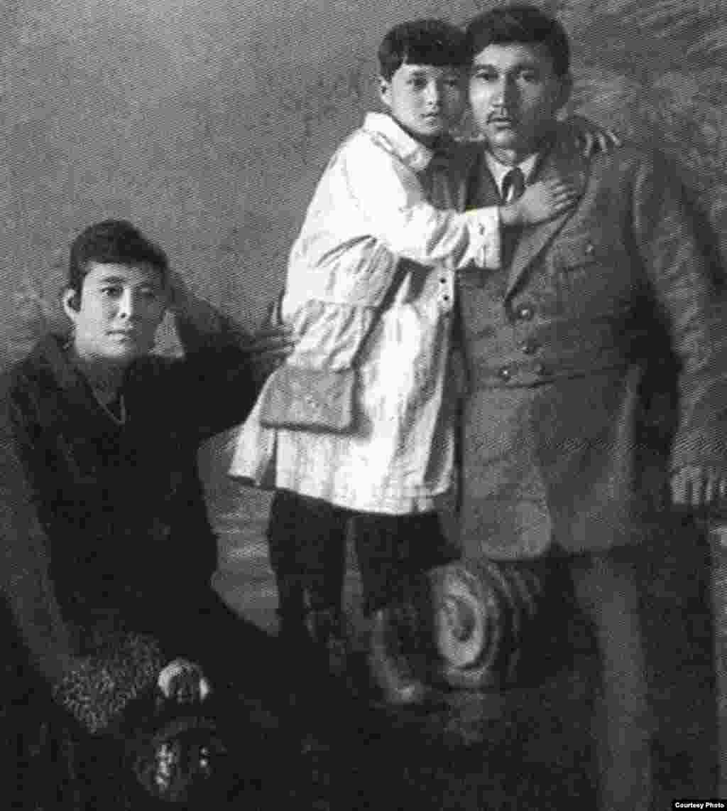Міржақып Дулатов әйелі Ғайнижамал және қызы Гүлнәрмен бірге түскен суреті. Орынбор, 13 маусым 1923 жыл. 