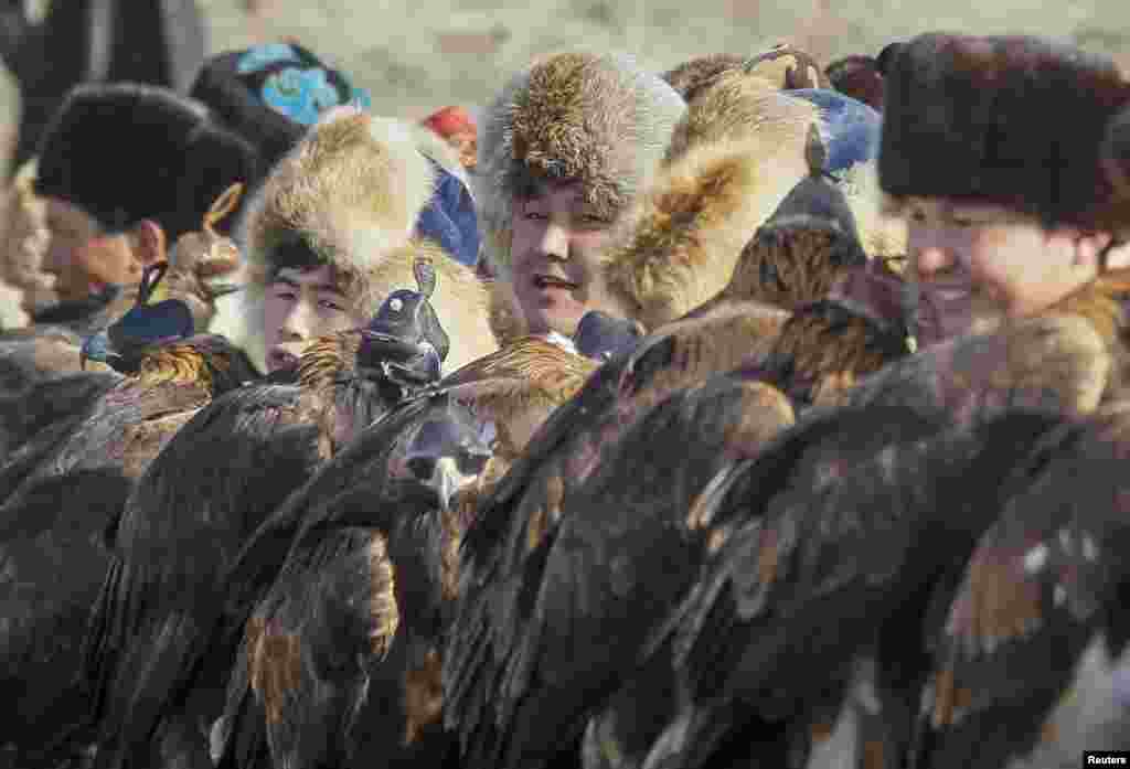 Құсбегілер сап түзеген сәт. 