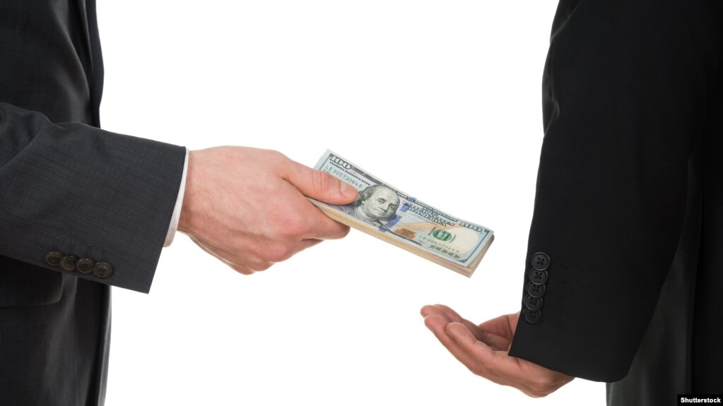 Мулозимлардан 2 нафари 12 минг доллар пора олаётганда ушланган.