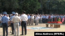 Похороны погибшего полицейского Рустема Кенжалина. Актобе, 31 июля 2011 года.