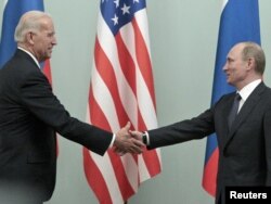 აშშ-ის ვიცე-პრეზიდენტი ჯო ბაიდენი (მარცხნივ) ხვდება რუსეთის მაშინდელ პრემიერ-მინისტრ ვლადიმირ პუტინს. მოსკოვი, 2011 წ. 10 მარტი.