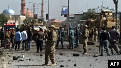 Pjesëtarët e forcave të sigurisë afgane dhe ata të NATO-s e kontrollojnë vendin ku ka ndodhur një sulm i mëparshëm me makinë-bombë në Kabul