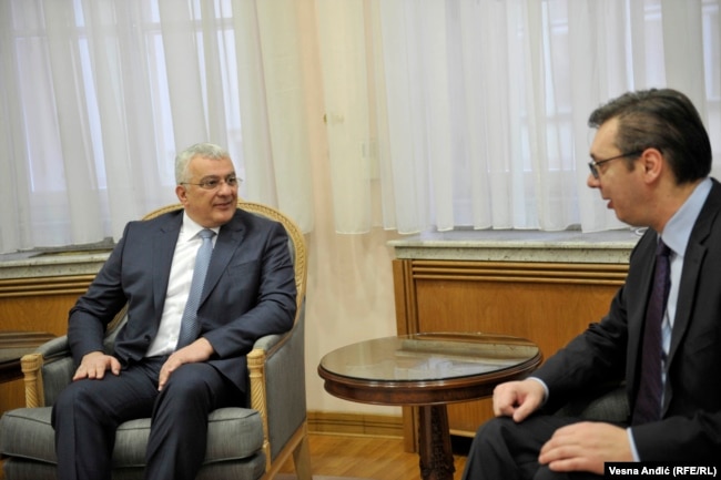 Aleksandar Vuçiq, atëherë kryeministër i Serbisë, dhe Andrija Mandiq, lider i Frontit Demokratik, gjatë takimit të tyre në Beograd më 31 janar 2017.