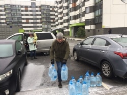 Волонтеры со всего Минска привозят воду жителям Новой Боровой