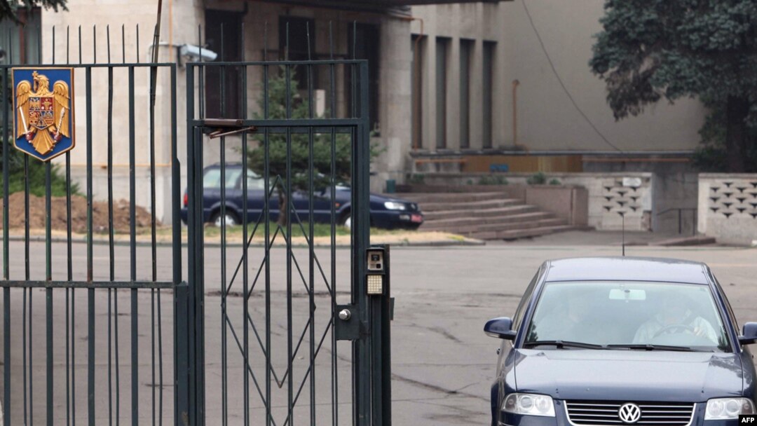 O mașină diplomatică părăsește clădirea Ambasadei României la Moscova. Fotografie de arhivă.