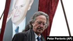 Peter Handke nakon govora održanog posle smrti bivšeg predsednika SR Jugoslavije Slobodana Miloševića u Požarevcu, 18. mart 2006.