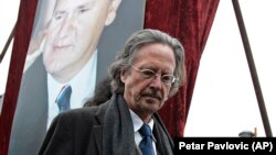 Peter Handke na mitingu uoči sahrane Slobodana Miloševića (mart 2006)