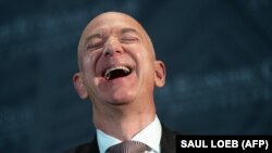 Jeff Bezos, shef i kompanisë më të madhe të shitjeve online Amazon, është njeriu më i pasur në botë. 