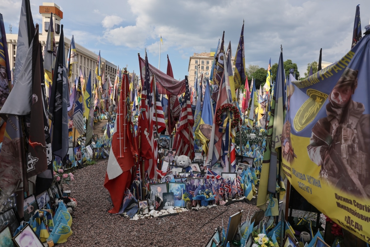 Сьогодні у центрі України, де побратими й кияни на колінах проводжають в останню путь медиків і військових зі США, особливо відчутною стає ціна цієї війни. У такі моменти фраза «Свобода не безкоштовна» вже не звучить як цитата з меморіалу, зауважують вони, вона стає частиною спільного досвіду, що складається із втрат, болю і гідності