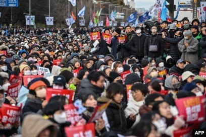 Protestuesit para Parlamentit të Koresë së Jugut kërkojnë dorëheqjen e presidentit të shtetit. 7 dhjetor 2024.