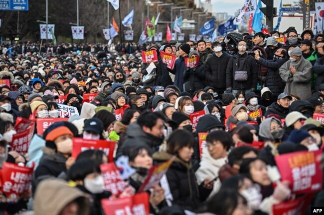 Protestuesit para Parlamentit të Koresë së Jugut kërkojnë dorëheqjen e presidentit të shtetit. 7 dhjetor 2024.