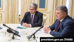 Ростислав Павленко (ліворуч) і президент Петро Порошенко