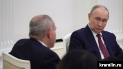 Russia - Russian President Vladimir Putin meets Armenian Prime Minister Nikol Pashinian at the Kremlin, Moscow, April 1, 2026.