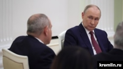 Russian President Vladimir Putin (right) meets Armenian Prime Minister Nikol Pashinian at the Kremlin on April 1.