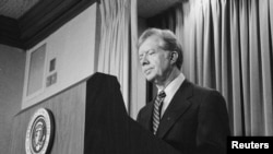  Джими Картър афишира нови наказания против Иран през 1980 година 