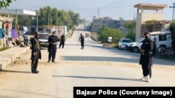 په باجوړ کې پولیسو پر سړک ناکه لګولې ده - انځور له ارشیفه. 