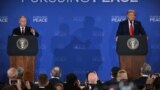 Президент России Владимир Путин и президент США Дональд Трамп после встречи на Аляске, 15 августа 2025 года 