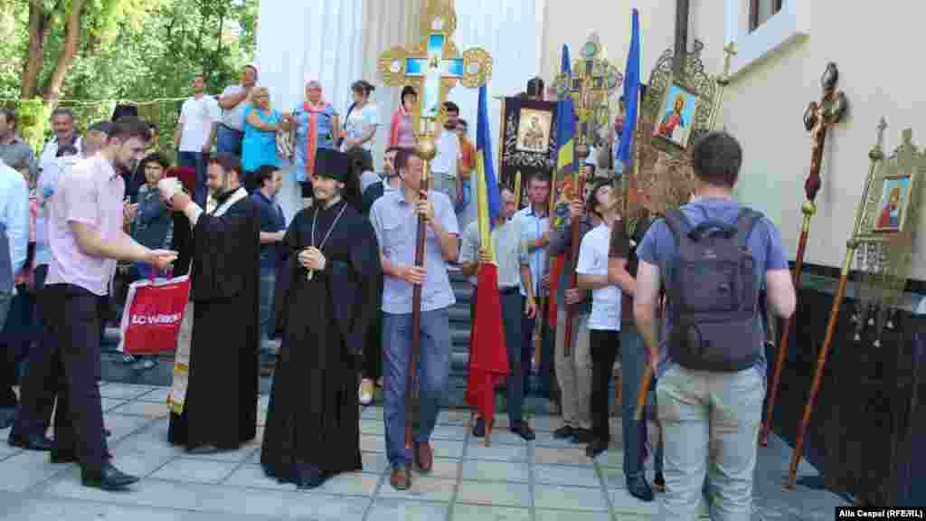 Preoți și enoriași în scuarul Catedralei Metropolitane