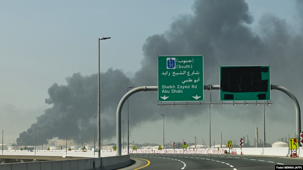 بندر جبل علی در نزدیکی دوبی در روز دوم از جنگ در ایران توسط سپاه هدف گرفته شد