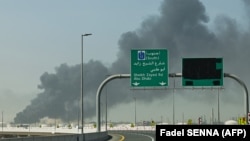 În imagine, nor de fum în zona portului Jebel Ali, la 35 de kilometri de Dubai, în urma unui atac irnian în zonă. 
