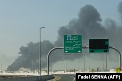 Oblak dima diže se iz luke Jebel Ali nakon prijavljenog iranskog napada u Dubaiju 1. marta 2026.