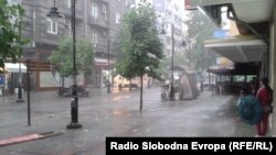 Илустрација - дожд во Скопје. 