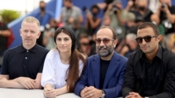 از راست: امیر جدیدی، اصغر فرهادی، سارینا فرهادی، و الکساندر ماله‌گی در هفتادوچهارمین دوره جشنواره کن