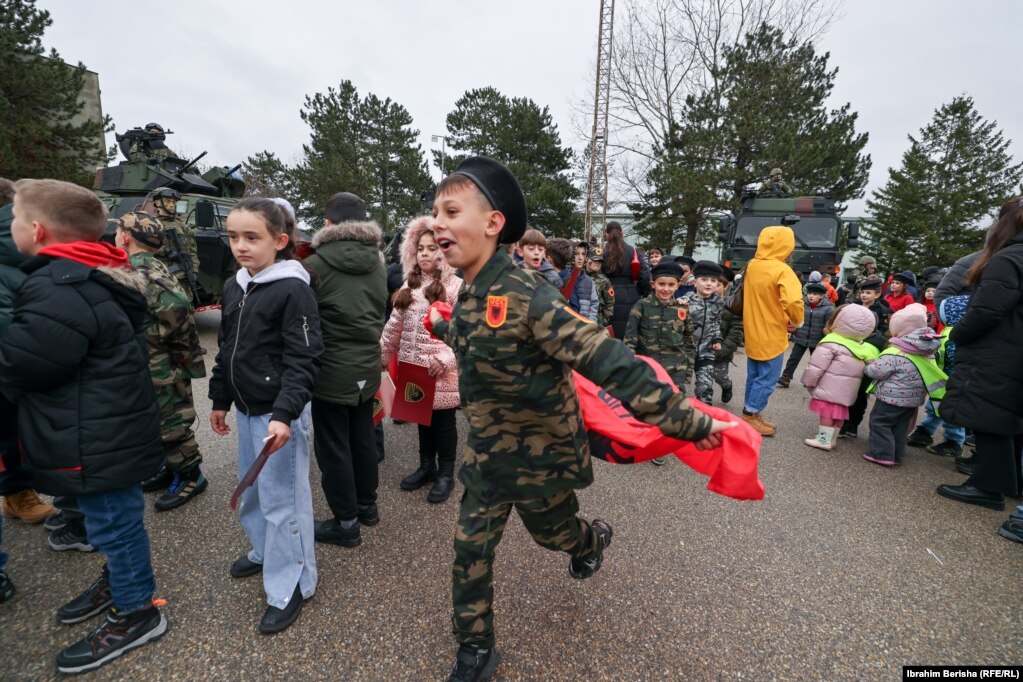 Fëmijë me uniforma të Ushtrisë Çlirimtare të Kosovës vizitojnë kazermën "Adem Jashari" në Ditën e Forcës.
