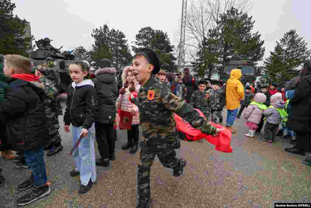 Fëmijë me uniforma të Ushtrisë Çlirimtare të Kosovës vizitojnë kazermën "Adem Jashari" në Ditën e Forcës.