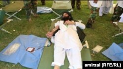 یو دیني عالم ټپي سرتیرو ته وینه ورکړه