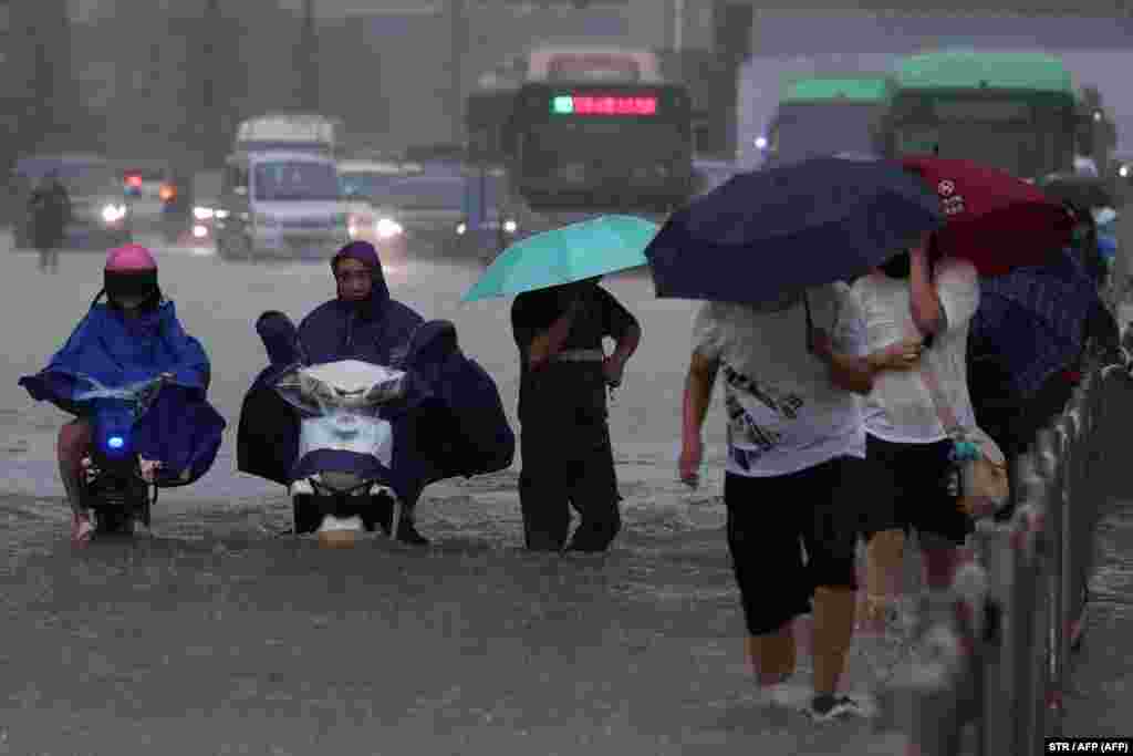 Provincija Henan, u kojoj živi 94 miliona ljudi, objavila je najviši stepen meteorološkog upozorenja nakon neobično aktivne kišne sezone.&nbsp;(na fotografiji: poplave u&nbsp;Džengdžouu)