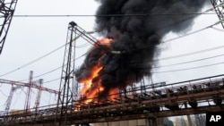Zjarr në një ndërtesë të energjisë pas një sulmi rus në Harkiv të Ukrainës më 22 mars 2024. 