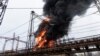 Пламъци и дим се издигат при пожар в електрическа централа след руска атака в Харков, Украйна, петък, 22 март 2024 г. 