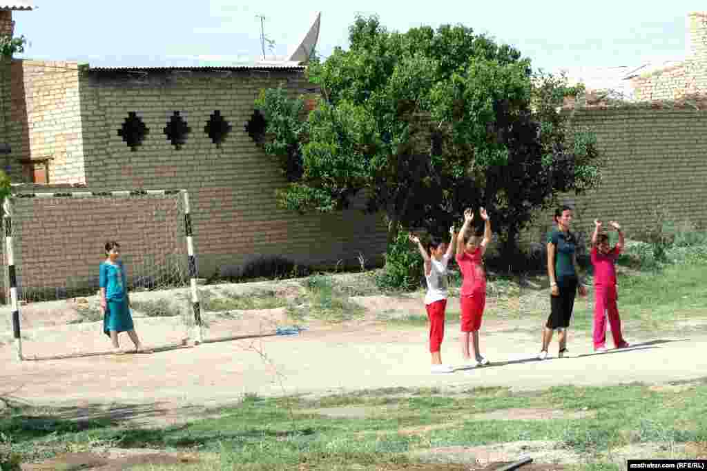 Gyzlar hem futbola gyzygýar 