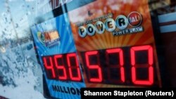 "Powerball" lotereyasının reklamı, Nyu York
