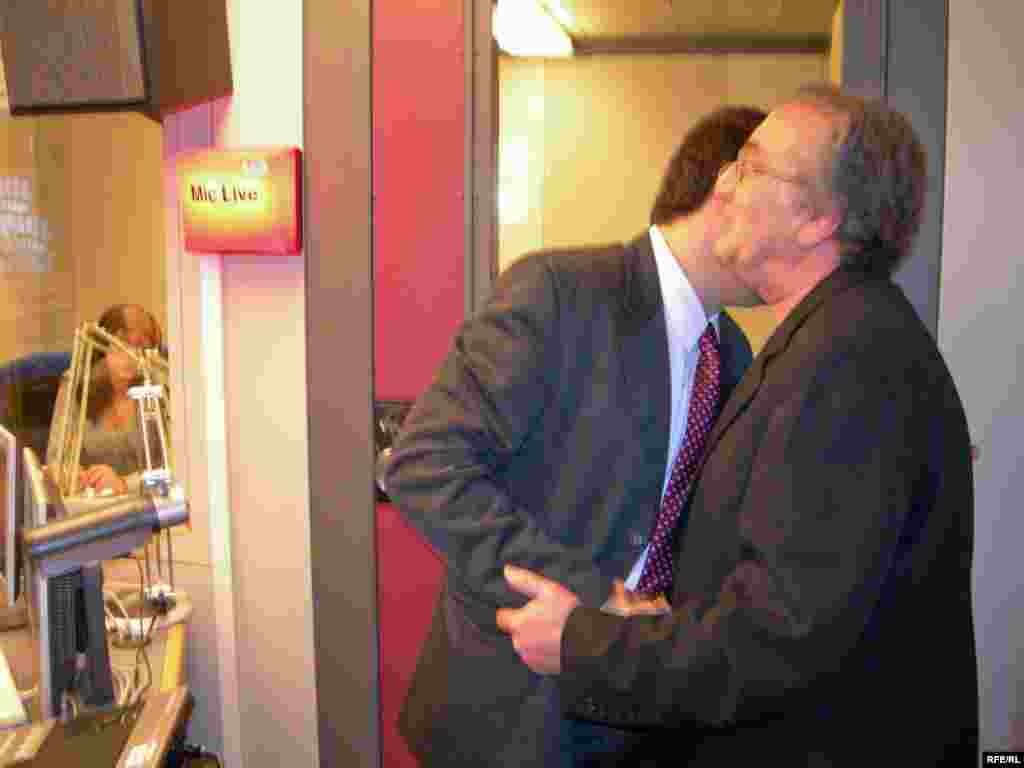 در اولين روز سال نو، بازار ماچ و بوسه و تبريکات نوروزی داغ داغ بود