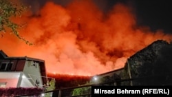 Požar u blizini kuća u Malom Polju, kod Mostara, na jugu BiH, 17. august, 2021. 