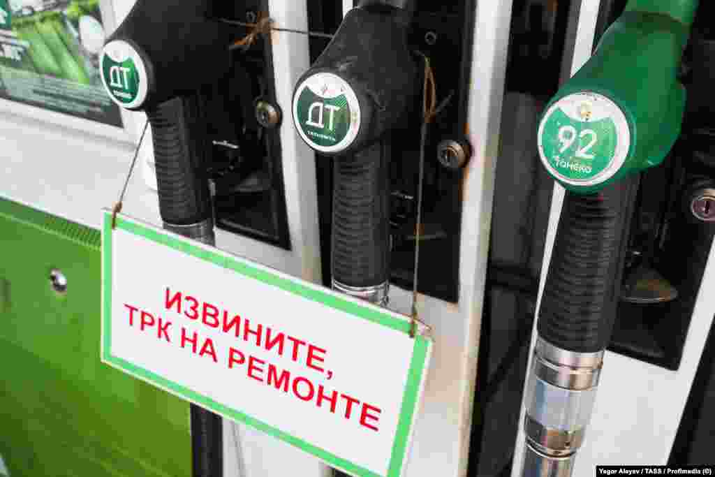 Pištolji za gorivo s natpisom da su u "remontu" na benzinskoj pumpi u Kazanju 16. juna.Ruski predsednik Vladimir Putin bio je u Kazanju kako bi bio domaćin samita Asocijacije zemalja jugoistočne Azije (ASEAN) 18. juna i nije komentarisao napade u Moskvi.