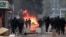 Французских полицейских и протестующих разделяет горящая баррикада. Монпелье (юг Франции) 17 октября 2026 года