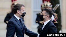 Francuski predsjednik Emmanuel Macron (lijevo) pozdravlja ukrajinskog predsjednika Volodimira Zelenskog u Parizu, 16. aprila, 2021.