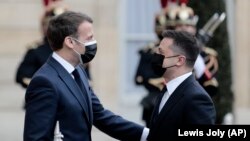 Президент Франции Эммануэль Макрон (слева) и президент Украины Владимир Зеленский в Париже, 16 апреля 2021 года