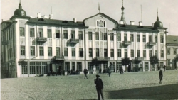 Плошча Свабоды ў Менску ў 1926 годзе. Паштоўка з кнігі
«Мінск. Падарожжа ў часе» (2008)