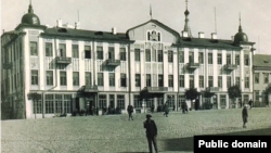 Плошча Свабоды ў Менску ў 1926 годзе. Паштоўка з кнігі
«Мінск. Падарожжа ў часе» (2008)