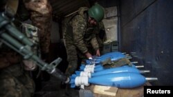 Українські військові готують мінометні снаряди до бою на околицях Бахмута, 30 грудня 2022 року