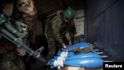 Украинские военные готовят минометные снаряды к бою в окрестностях Бахмута, 30 декабря 2022 года