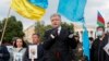 Former Ukrainian president Petro Poroshenko (center)