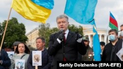 Former Ukrainian president Petro Poroshenko (center)