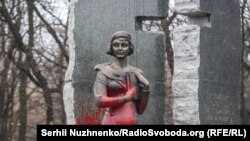 Пам’ятник Олені Телізі у Бабиному Яру 18 березня 2017 року